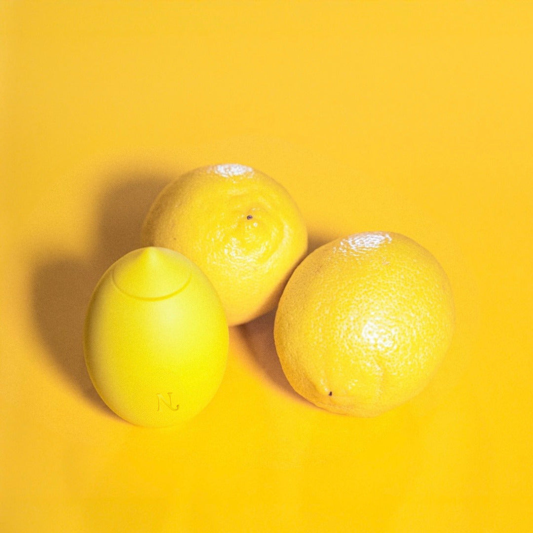 Vibromasseur citron en main