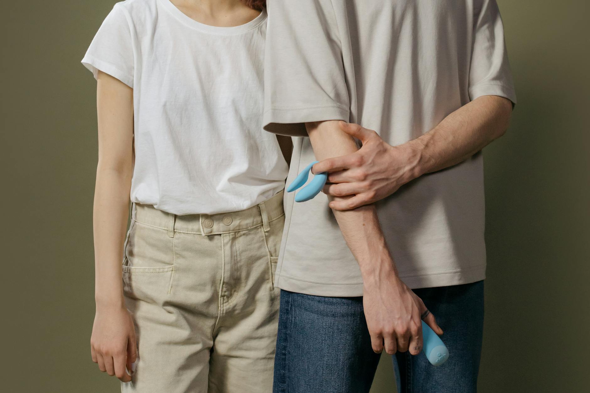 Un couple tenant un vibromasseur citron bleu ensemble, symbolisant la reconnexion intime